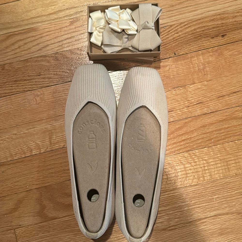 VIVAIA MARGOT 2.0 Cream Ivory flats with 2 clips to add detail.